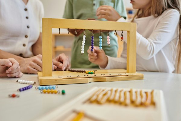 Montessori : des meubles essentiels pour l'autonomie des enfants